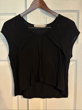 7115 By Szeki Black Draped Cap-Sleeve Crop Top